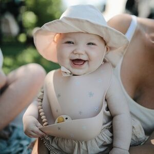 NWT Mushie Daisy Silicone Baby Bib BPA Free